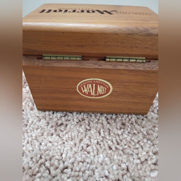 💥 CLOSET CLOSING SALE 💥 Genuine walnut wood recipe box - Picture 2 of 9